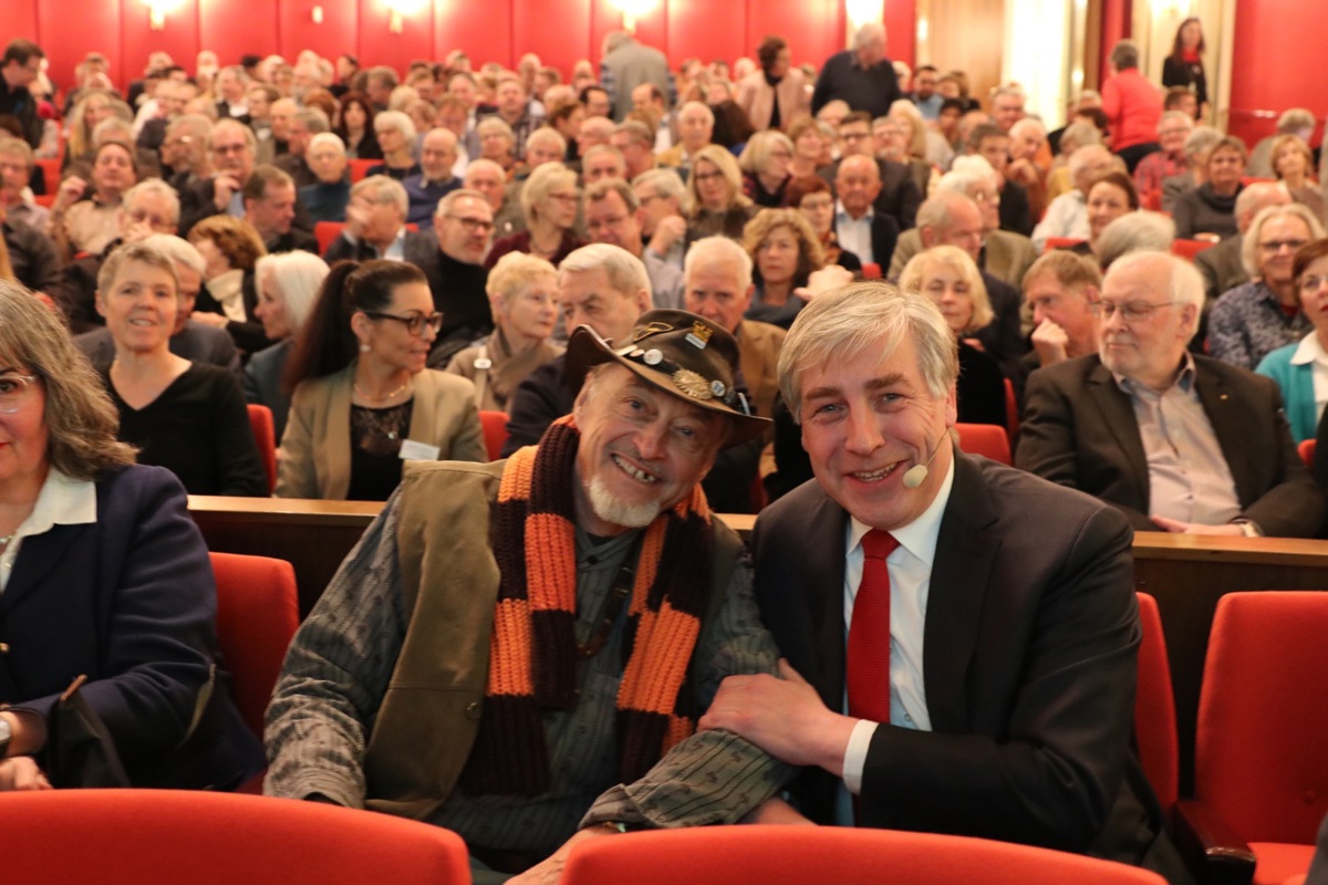 Klaus Wellershoff vor seinem Referat vor 650 Gästen – auch der Präsident des Kadetten-Fanclubs (l.) hörte zu.