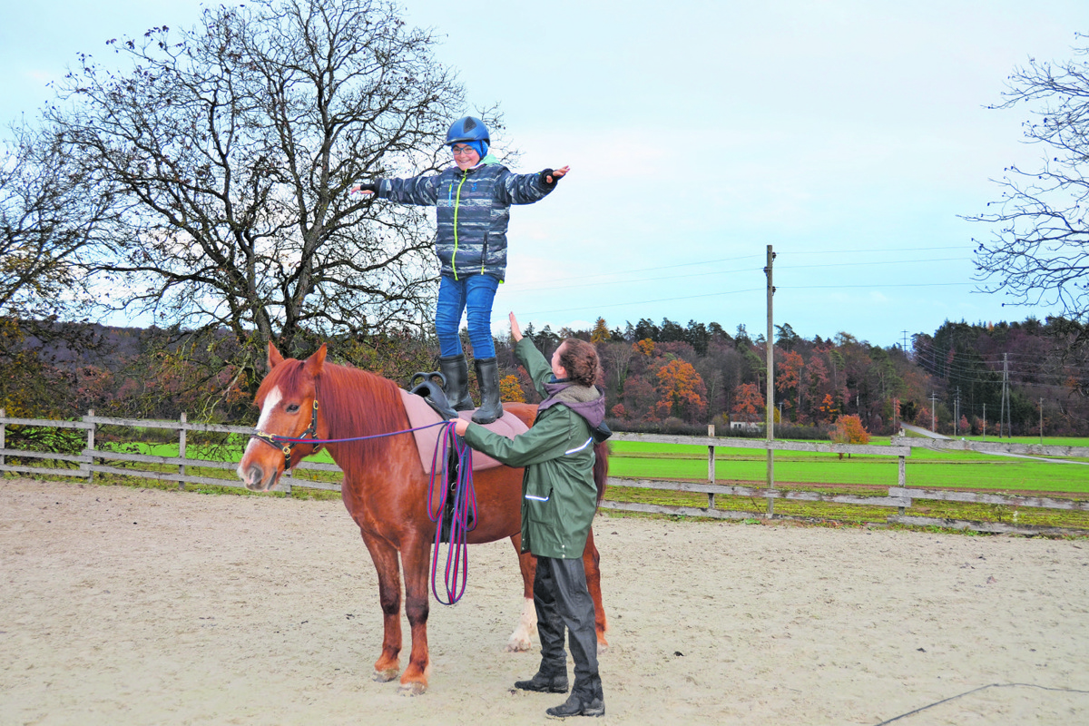 Dass Silas auf dem Rücken von «Tamina» stehen kann