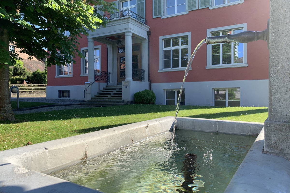 Am Mittwoch plätscherte der Brunnen vor der Verwaltung noch. «Morgen stelle ich ihn ab»
