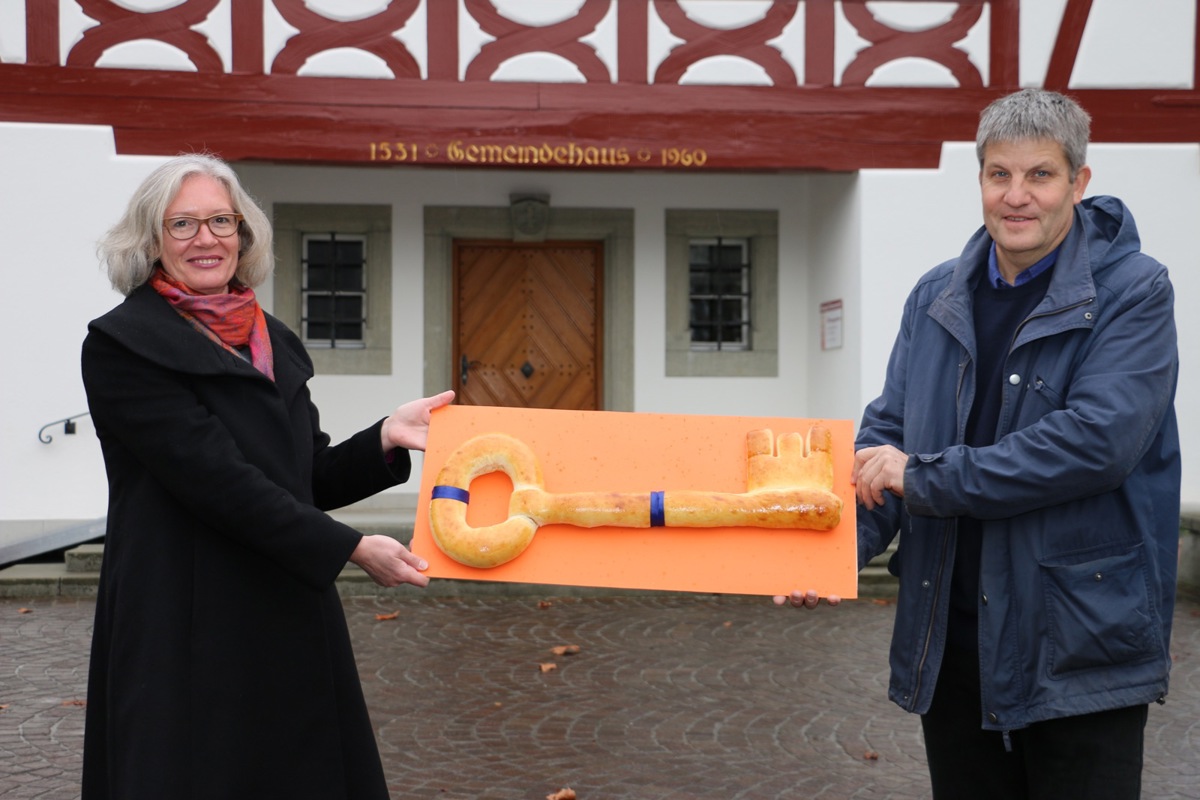 Kapitän Daniel Reutimann übergibt Matrosin Susanne Grieder den Schlüssel zur Schatztruhe.