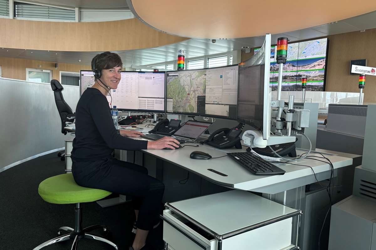 Susanna Keller an ihrem neuen Arbeitsplatz: In der Rega-Einsatzzentrale koordiniert sie Rettungsflüge und betreut Betroffene vor Ort.