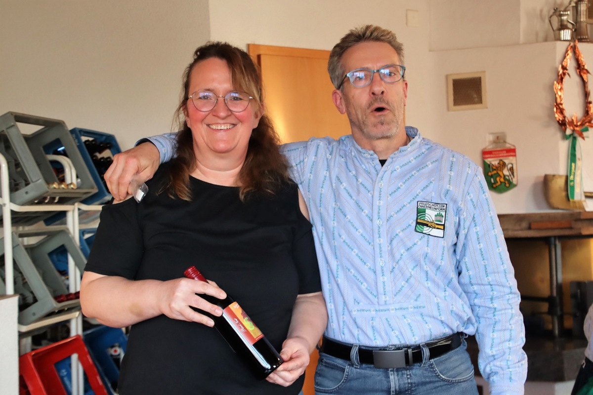 Kreisvorstandsmitglied Karin Metnitzer zeichnete Guido Schleiss als Sieger des diesjährigen Kreiswinterschiessens aus.