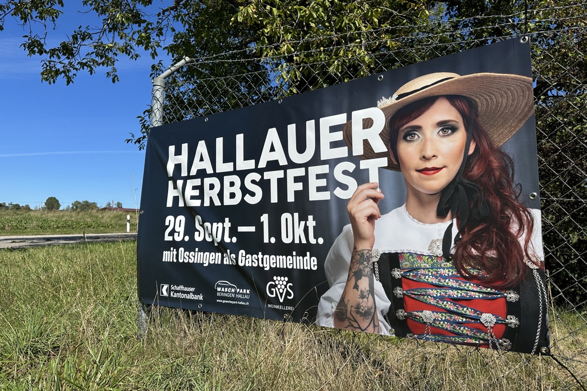 Die tätowierte Trachtenfrau symbolisiert treffend die Modernisierung des Traditionsanlasses. Dieses Plakat wurde inzwischen durch ein kleineres ersetzt