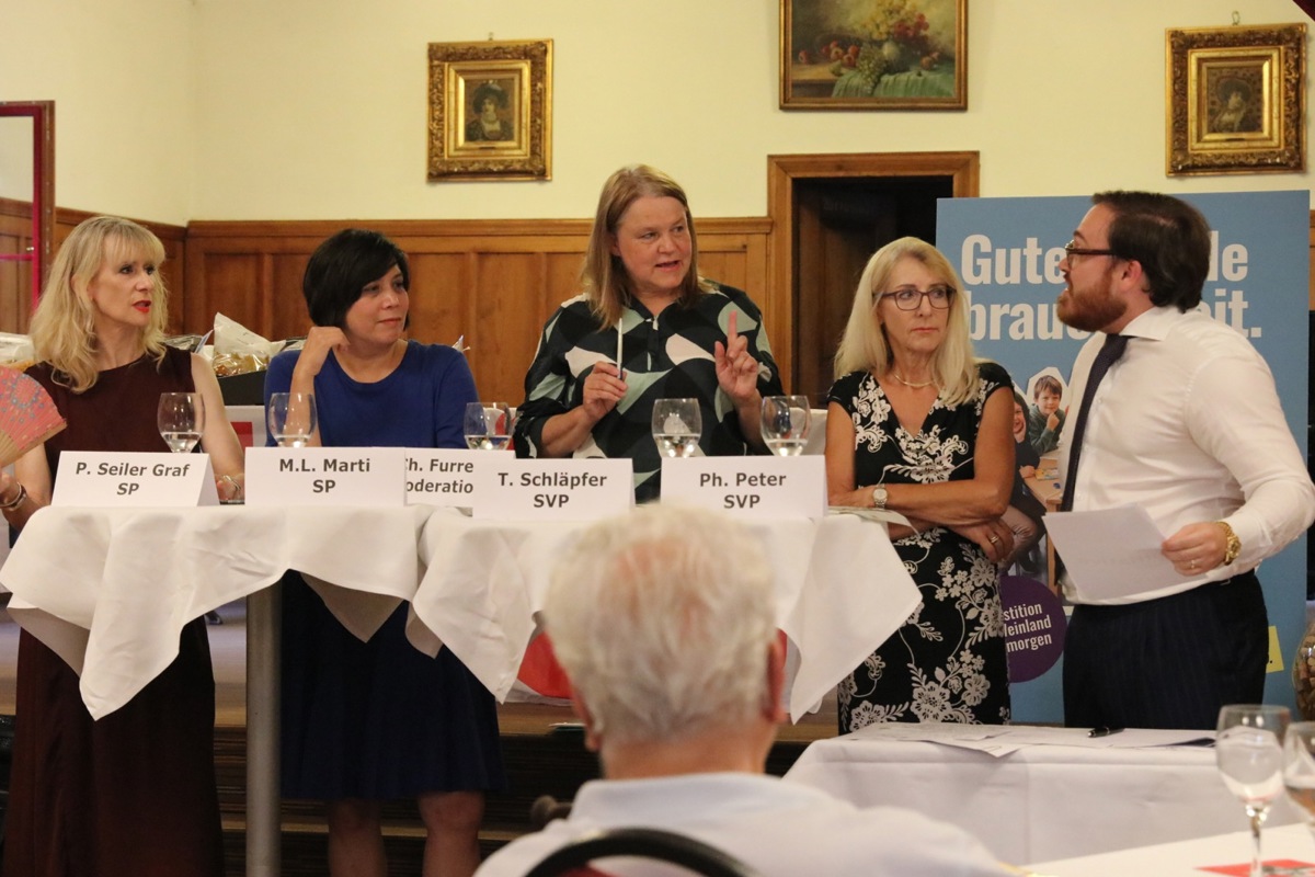 Von links: Priska Seiler Graf, Min Li Marti, Christina Furrer, Therese Schläpfer und Philipp Peter nahmen sich der Neutralitätsinitiative an.