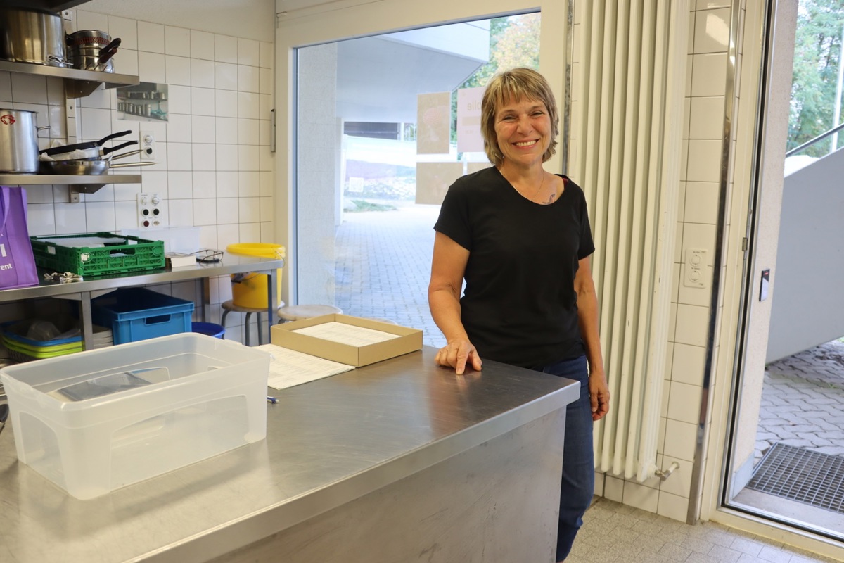 Nicole Mettler in der Kontrollstelle im Schulhaus Stumpenboden: Für Einheimische der vier angeschlossenen Gemeinden ist die Pilzkontrolle kostenlos.