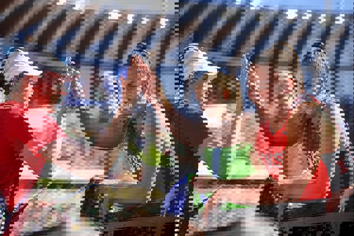 Angelica Moser freut sich mit Trainerin Nicole Büchler (links) über das gute Resultat.