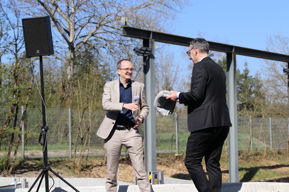 Er Habe Den Baudirektor In Badehosen Erwartet, Sagte Sicherheitsdirektor Mario Fehr Und Überreichte Martin Neukom Ein Badetuch Er Habe Den Baudirektor In Badehosen Erwartet, Sagte Sicherheitsdirektor Mario Fehr Und Überreichte Martin Neukom Ein Badetuch