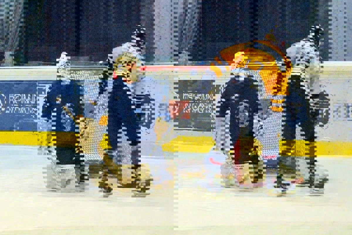 Cédric Fehlmann (rechts) entwischte den Verteidigern des EHC Hard und erzielte das letzte Saisontor des EHC Wilen-Neunforn. Es war das zwischenzeitliche 4:6 aus Sicht des EHCWN, am Ende resultierte eine 4:7-Niederlage.