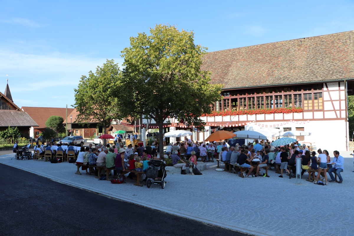 Das Landihaus hat eine bewegte Geschichte hinter sich. Vor 45 Jahren wurde es von Zürich nach Berg am Irchel gezügelt. Dies feierten die Bergemer am 1. August auf dem neuen Platz vor dem traditionellen Riegelhaus.