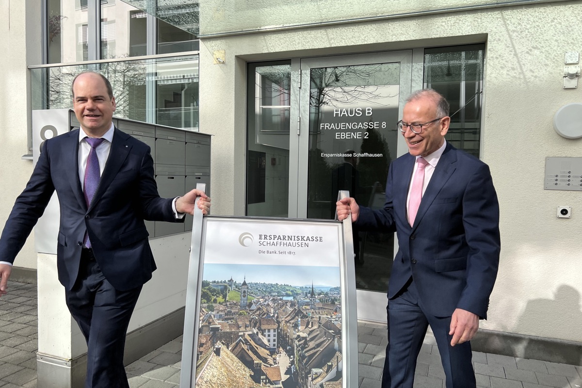 Sie führen die Geschicke der Ersparniskasse: Beat Stöckli (l.) und Hannes Germann vor dem Provisorium.