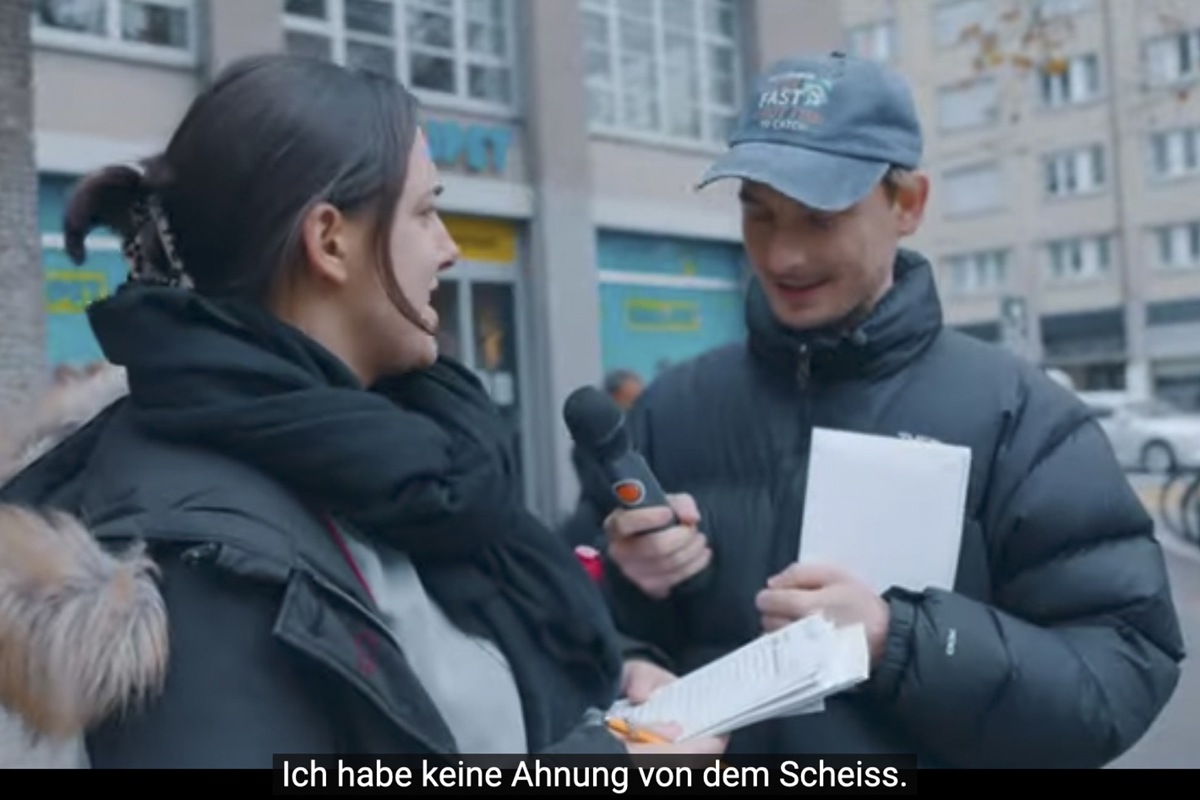 Cedric Schild lässt sich das Wählen erklären.