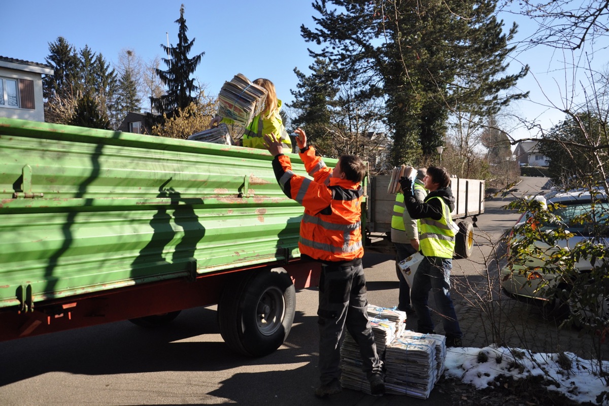 Der Kanton empfiehlt bei der Papiersammlung aus Sicherheitsgründen das Tragen von Warnwesten. Der Kanton empfiehlt bei der Papiersammlung aus Sicherheitsgründen das Tragen von Warnwesten.