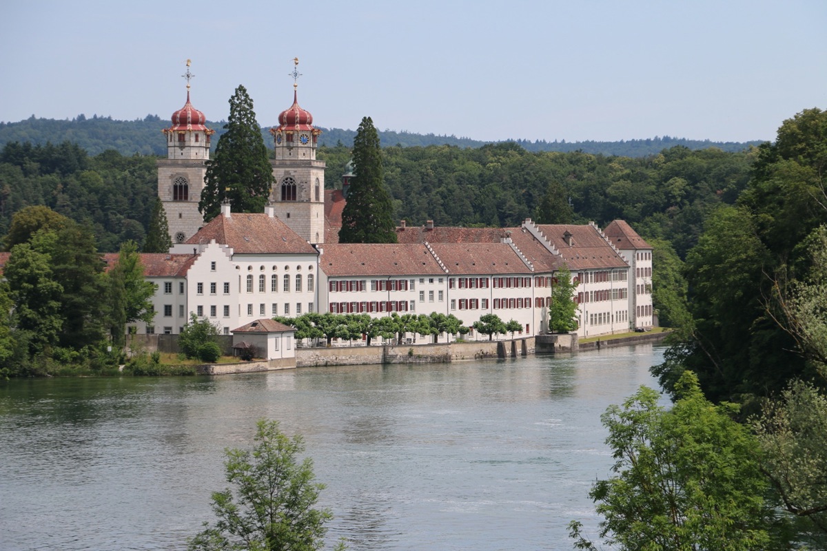 Die renovierte Südfassade der Klosteranlage. Im rechts an der Kirche angebauten Gebäude soll das Museum Platz finden.