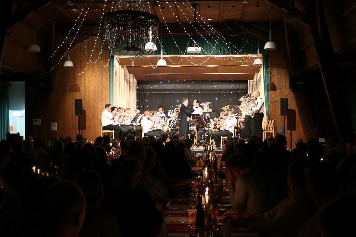 Die MVBBB sorgte an der Abendunterhaltung im Landihaus auch dank Kerzen und Kronleuchter für gute Stimmung.