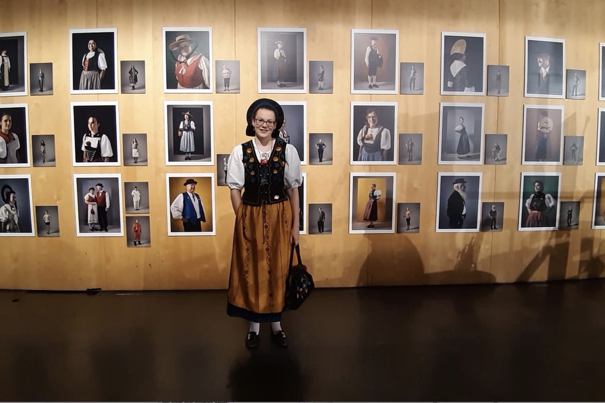 Zur Olma 2019 fuhr Elena Frei in ihrer Wyländer Festtagstracht und liess sich vor einer Wand fotografieren Zur Olma 2019 fuhr Elena Frei in ihrer Wyländer Festtagstracht und liess sich vor einer Wand fotografieren