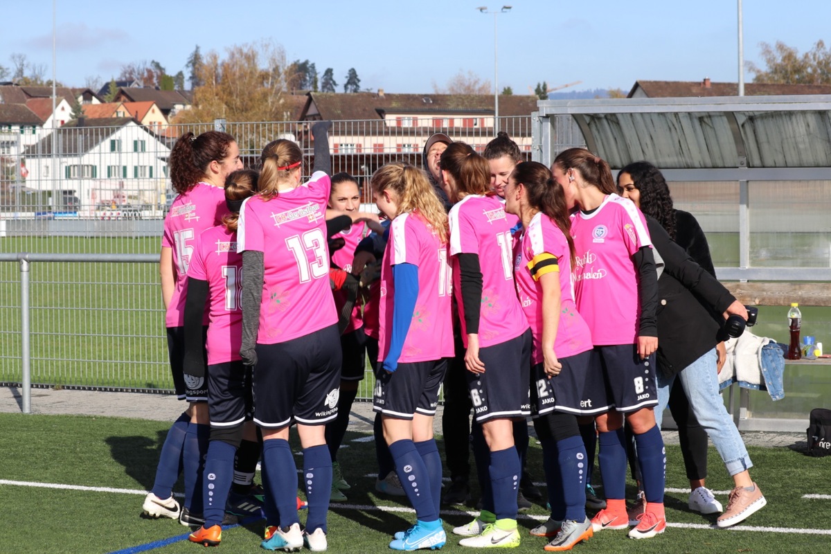 Seit September spielen die Frauen des FC Ellikon/Marthalen in neuen Trikots – daheim in Dunkelblau