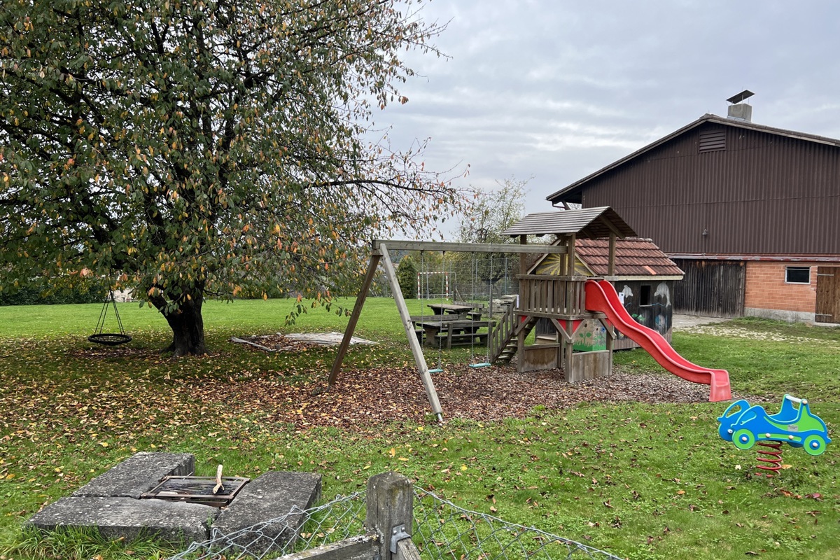 Ausgestattet mit Grill und Sitzmöglichkeiten
