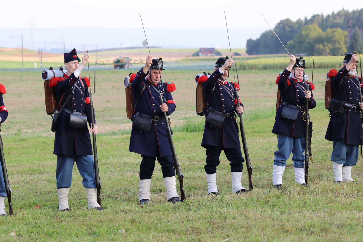 Laden, stopfen, zielen, schiessen – die Compagnie 1861 mit Jürg Beglinger (2. von links) und Regula Ita (2. von rechts) am Freitag an der offiziellen Eröffnung des Zürcher Kantonalschützenfests im Weinland.