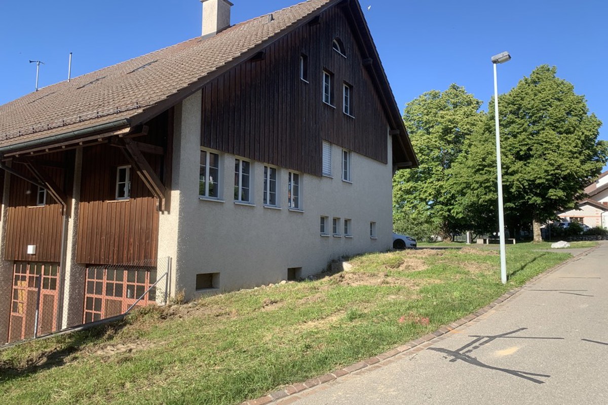 Die neue Sammelstelle wird beim Werkgebäude errichtet. Mitten im Dorf - wie einige Einwohner finden; zentral und kostengünstig - wie es der Gemeinderat sieht.