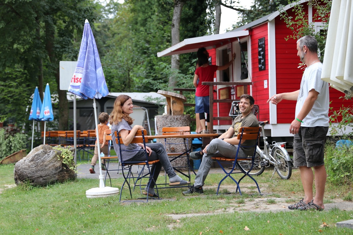 Dank Mithilfe der Kinder im Campingbüro und am Kiosk können sich Barbara und Kurt Ramel auch mal hinsetzen.