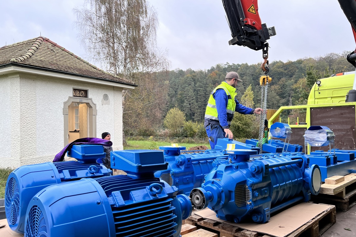 In Teile zerlegt werden die zwei Pumpen zum Werk Rheingasse geliefert
