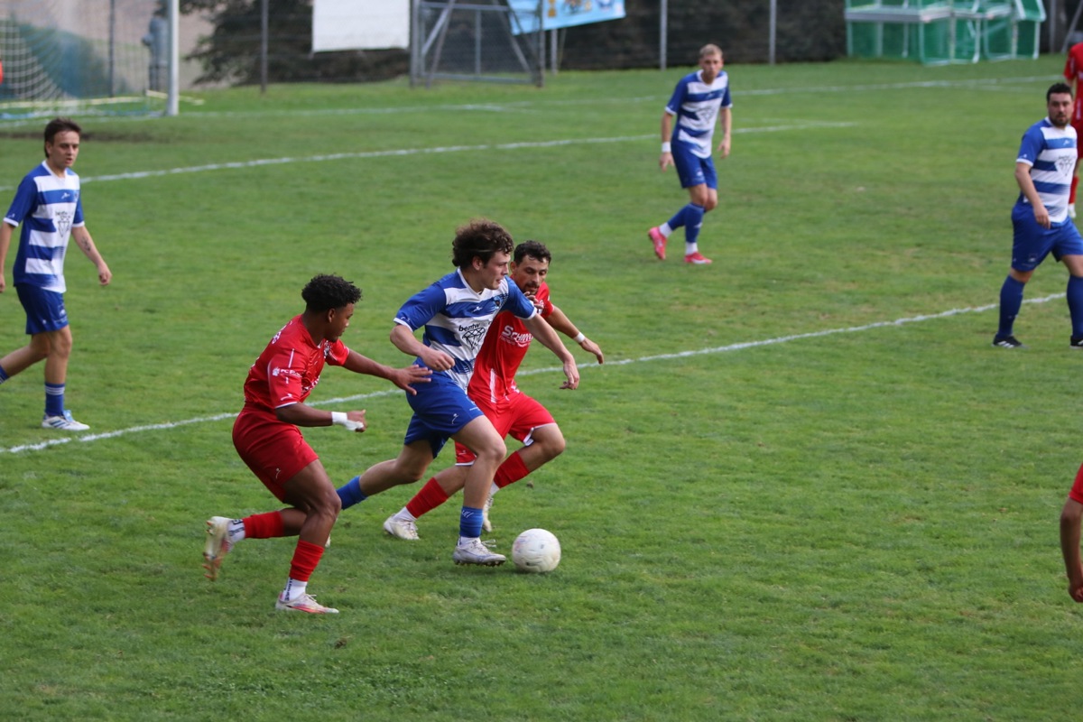 Cholfirst United und der FC Elgg sind zwei von fünf Teams im Abstiegskampf. Zum Auftakt der Rückrunde spielen sie gegen­einander. Das Hinspiel in Flurlingen (Bild) gewannen die Weinländer in Blau mit 1:0.