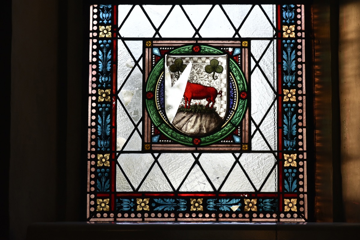Das am schwersten beschädigte Fenster mit dem Bergemer Wappen. Damit es nicht in die Kirche regnet