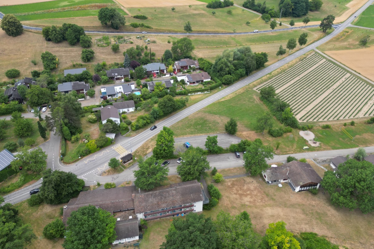 Im Gebiet Sandgruben soll Tempo 50 gelten und die Haltestelle beim Begegnungszentrum (im Bild unten links) auf die Strasse verlegt werden. Bis zur Kreuzung Spitzrüti (im Bild oben rechts) soll Tempo 60 gelten.