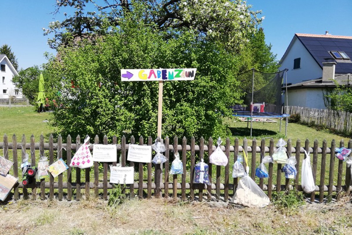 Am Gabenzaun hängen Spielsachen