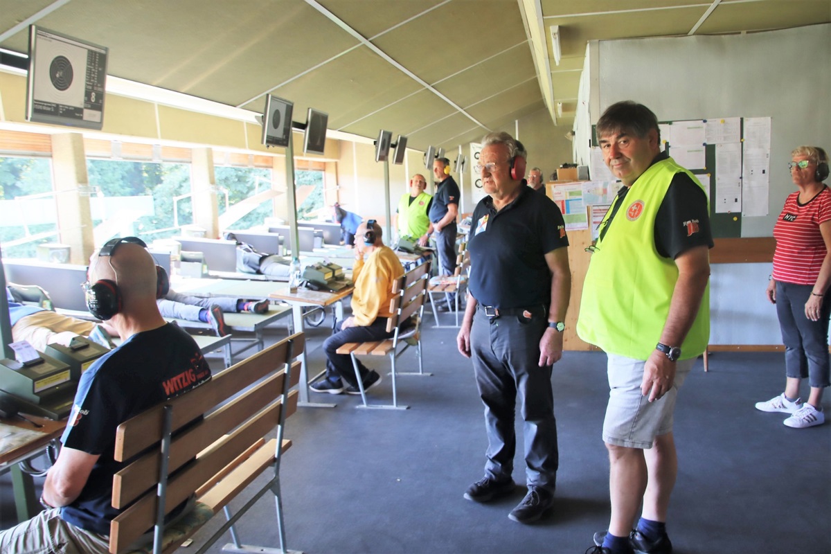 nitiant Hansjörg Winzenried und Vereins- und OK-Präsident Kaspar Haldemann verfolgten das Steinackerschiessen im Stand Marthalen.