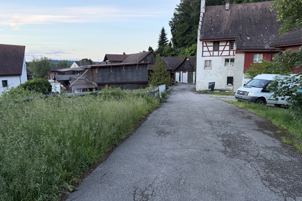 Der Untermühleweg ist eine private Strasse, deren Sanierung nicht der Gemeinde obliegt – wohl aber diejenige der Wasserleitung darunter. Diese wird im nächsten halben Jahr erneuert. Der ebenfalls sanierungsbedürftige Tunnel beginnt rechts etwa auf Höhe des Fahrzeugs und verläuft dann einige Meter unter der Erde am Gebäude von Möbel Frauenfelder vorbei bis auf die andere Seite der Flaacherstrasse weiter unten. 