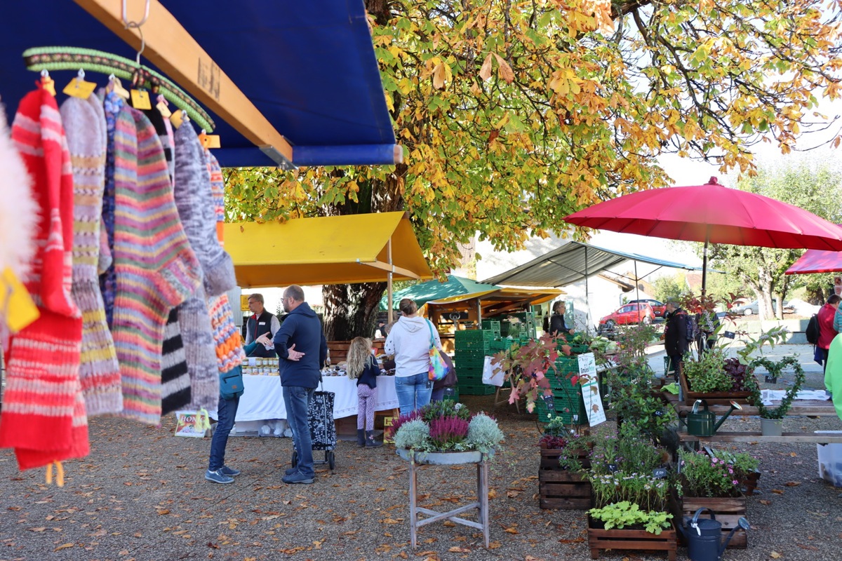 An den Ständen und im Café gibt es Gutes aus der Region (Foto von 2022). 