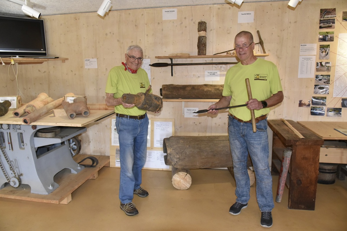 Otto Weilenmann (links) und Peter Baumann zeigen ein Teuchelverbindungsstück mit Abzweiger und einen Teuchelbohrer. Beides und noch viel mehr zur Wasserversorgung in Buchberg ist aktuell in der Gattersagi zu sehen.