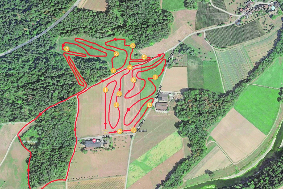 Die Laufstrecke windet sich über die Felder beim Thurhof. Die Strasse oben rechts führt nach Hausen