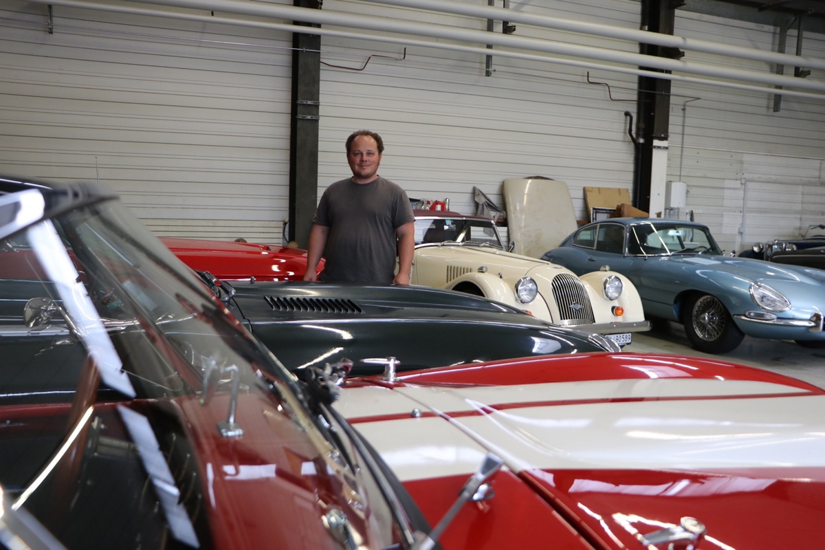 Martin Rudolf (im Bild) vermietet mit seinem Geschäftspartner Stefan Müller 18 Oldtimer zum Selberfahren.