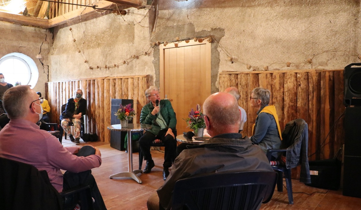 1008_1_signer-handschuh-vernissage_hay1.jpg