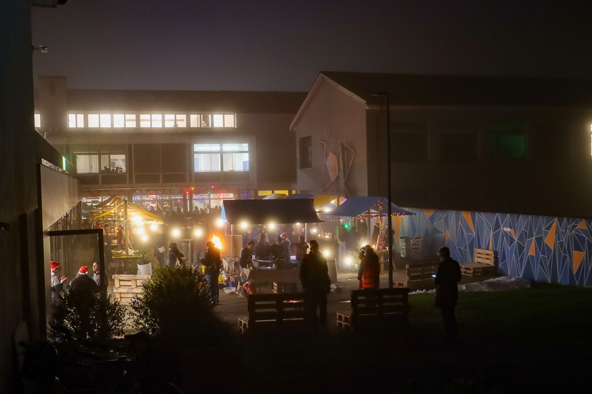 Sie würden gerne einen Weihnachtsmarkt besuchen, wissen aber nicht wohin mit den Kindern? Kein Problem, die Sekschülerinnen und -schüler boten eine kostenlose Betreuungslösung.