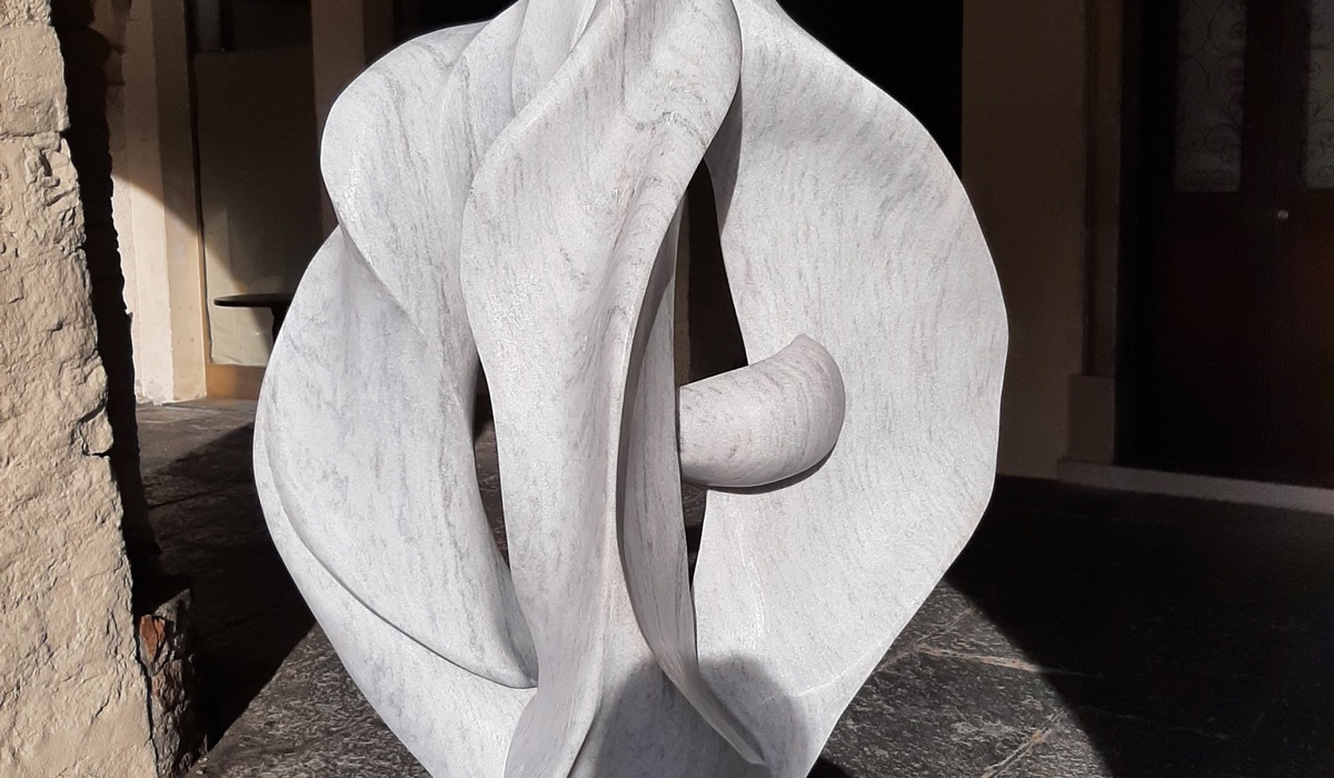 9 Die Skulptur Segreto Steht Unter Den Bögen An Einem Platz In Morcote TI Zvg25 9 Die Skulptur Segreto Steht Unter Den Bögen An Einem Platz In Morcote TI Zvg25