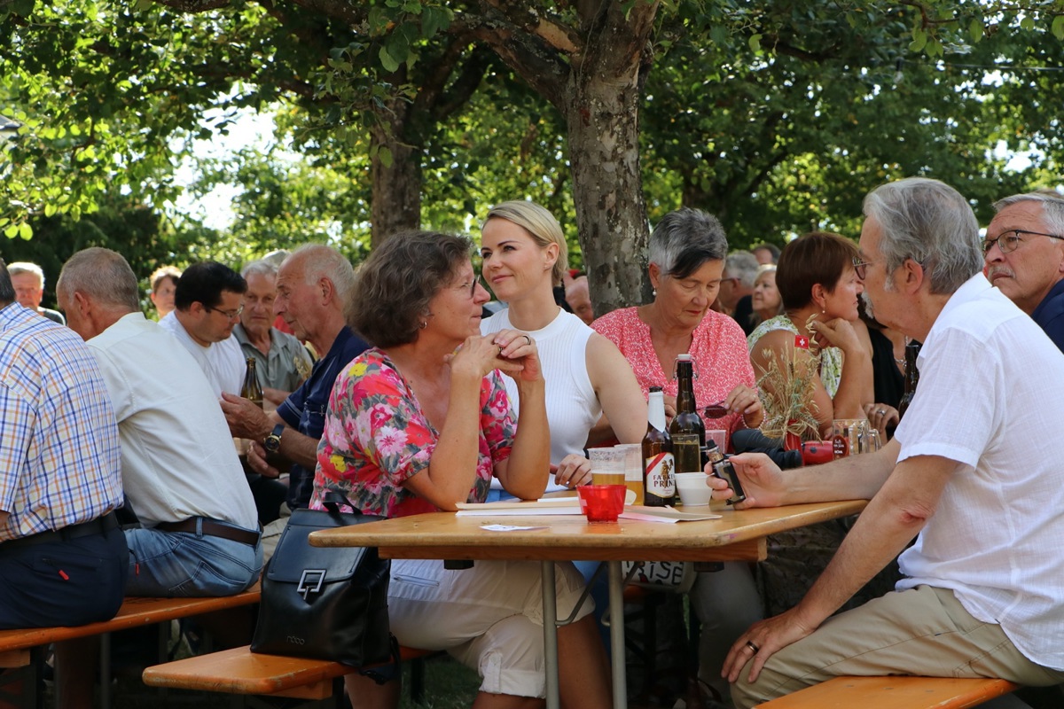 Natalie Rickli (Bildmitte mit weissem Oberteil) lauscht der Begrüssung an der 1.-August-Feier in Kleinandelfingen.