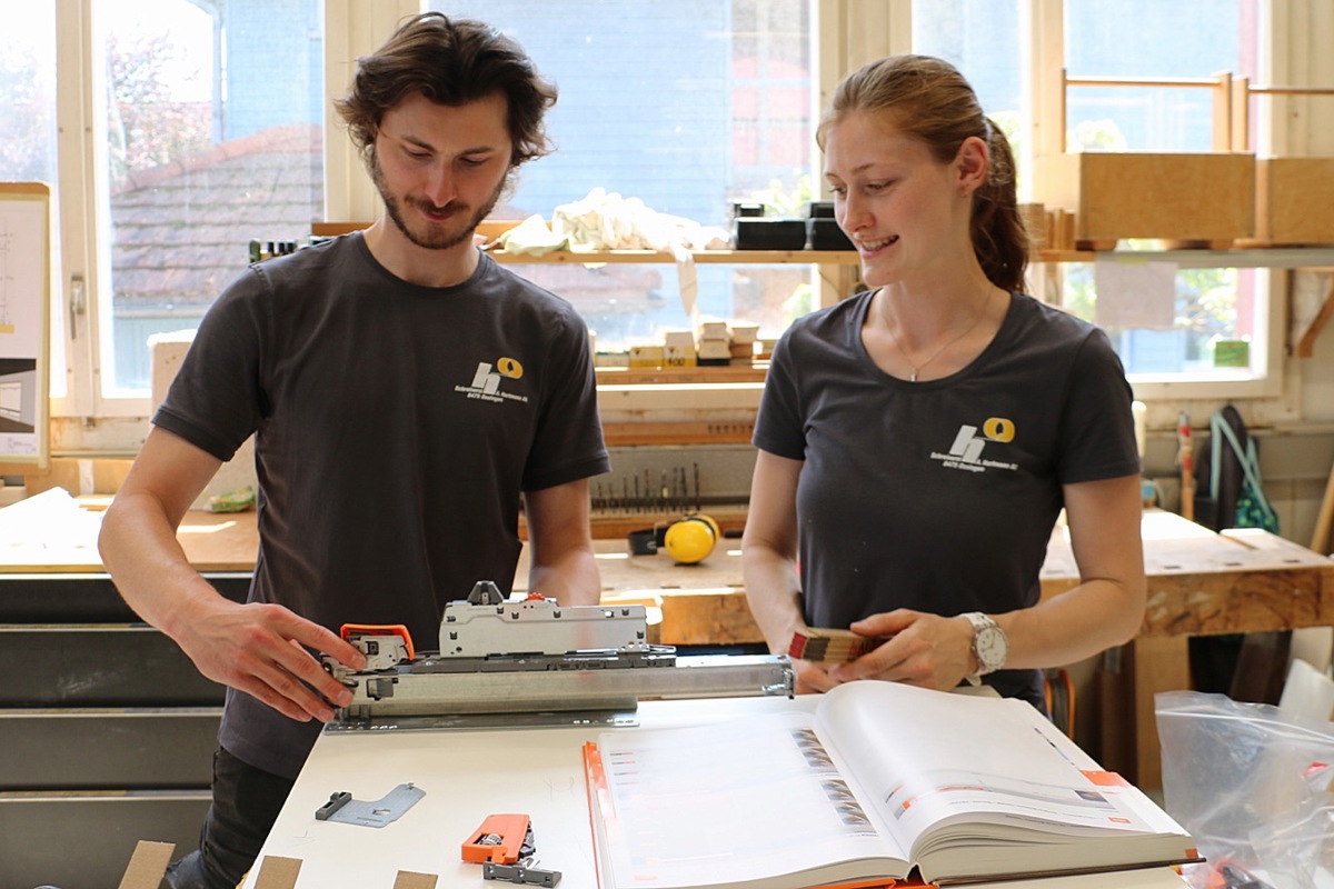 Roland Zuber und Carmen Kunz bei der Arbeit.