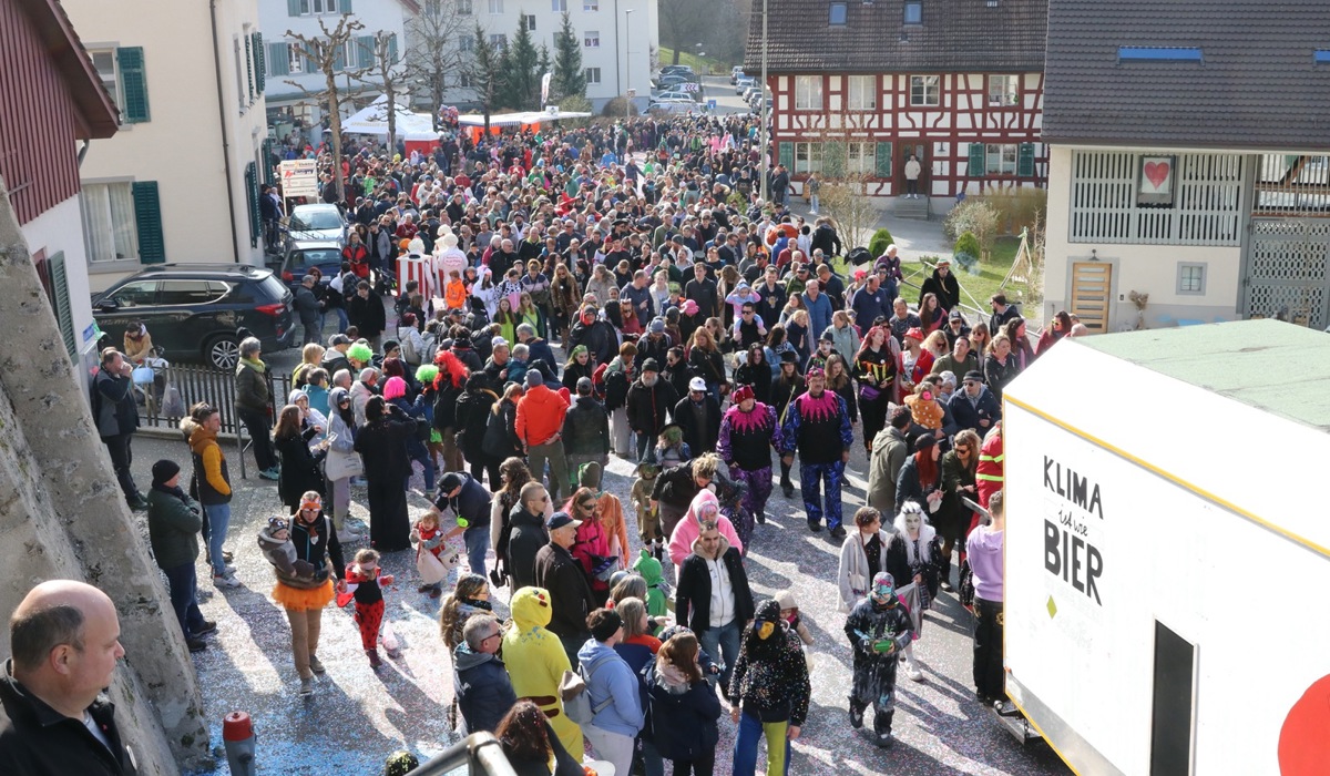 viele-leute-an-der-umzugstrecke-gehen-danach-auf-den-marktplatz-wo-auch-guggenkonzerte-statt-finden.jpg viele-leute-an-der-umzugstrecke-gehen-danach-auf-den-marktplatz-wo-auch-guggenkonzerte-statt-finden.jpg