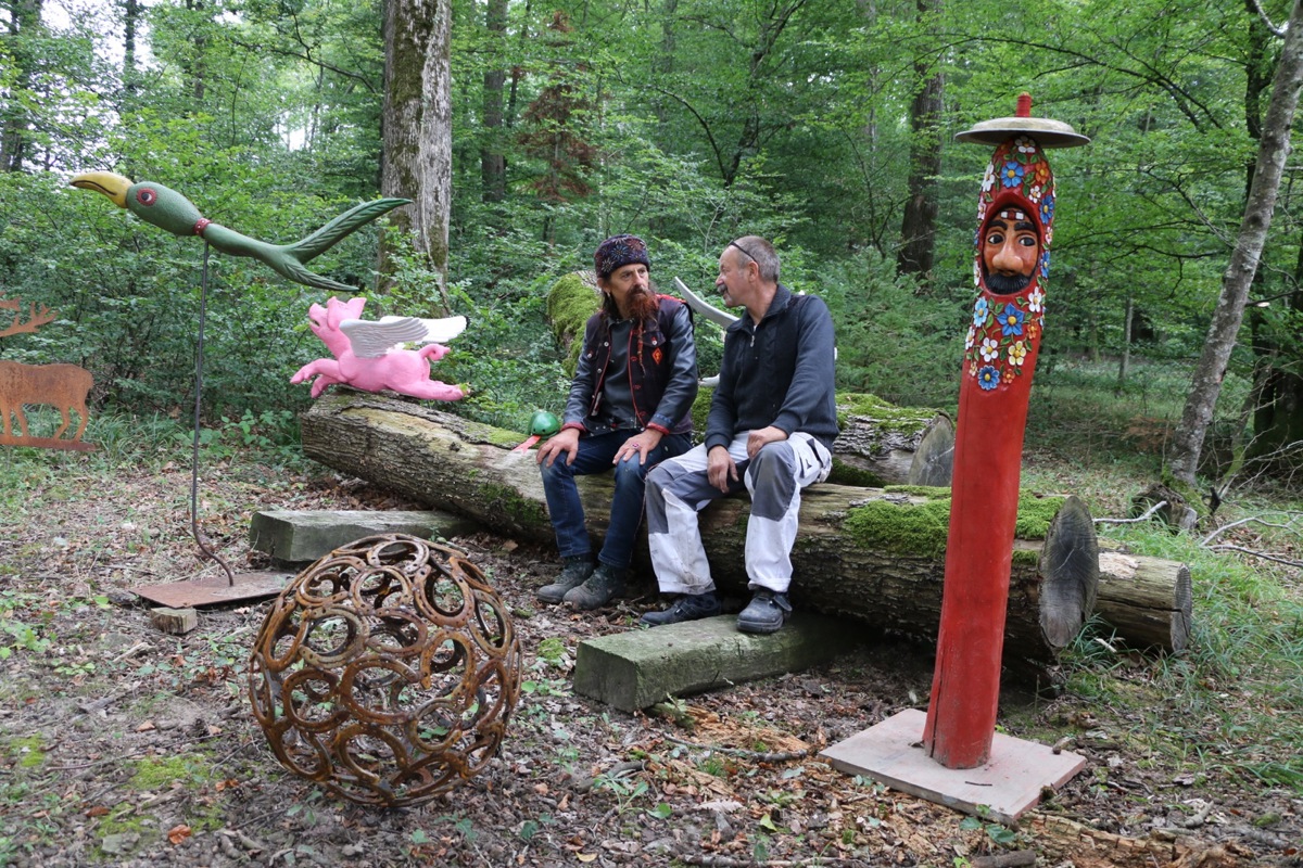 Heinrich Schorno (rechts) hat die Kunst-Wald-Ausstellung initiiert
