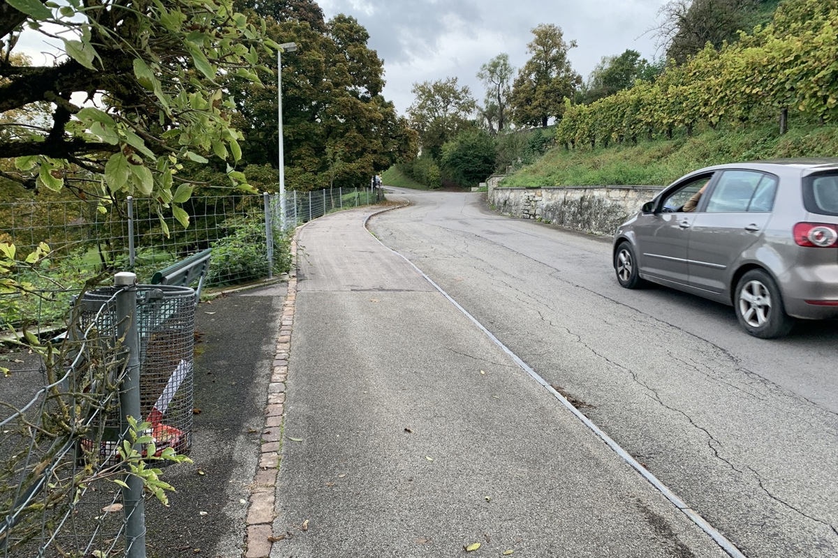 Im oberen Bereich der Chorbstrasse wird das Trottoir verschmälert. Die Aussichtsplattform (ganz links im Bild) wird neu in Beton erstellt.