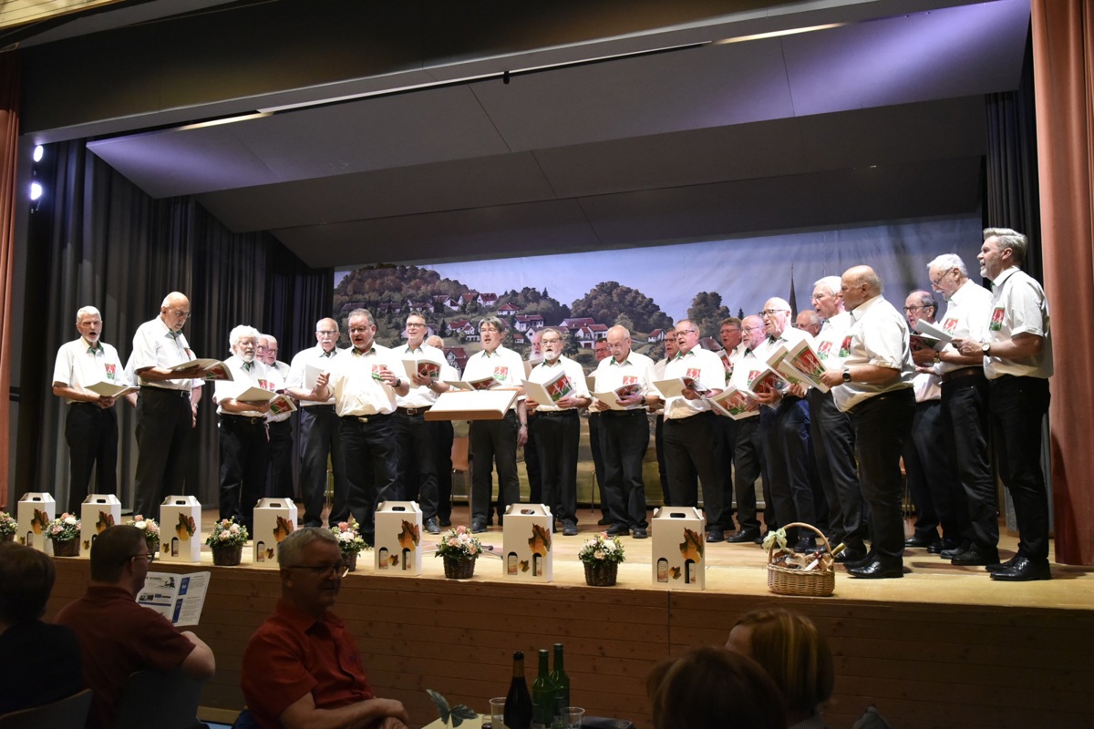 Der Männerchor Buchberg unter der Leitung von Markus Herzog sang zusammen mit dem Publikum drei Volkslieder.