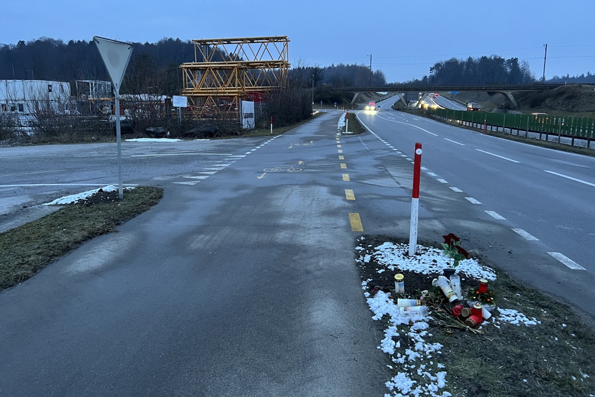 Der Findling im Grünstreifen ist weg, doch Kerzen erinnern noch an den tödlichen Unfall.