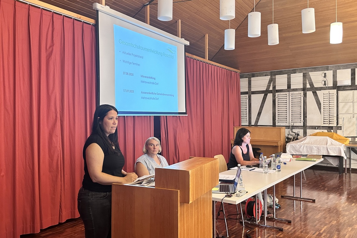 Die (noch) elfköpfige Schulpflege sass nie vollzählig aufgereiht vor der Versammlung. Hier spricht gerade die für die Finanzen zuständige Seraina Kramer (von links), aufmerksam verfolgt von Präsidentin Sandra Dias und Marion Boos (Vizepräsidentin und zuständig für das Ressort Schulentwicklung).