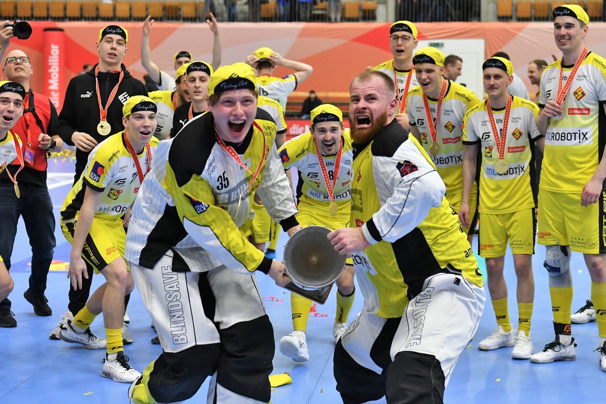 Zwei Goalies in Feststimmung: Der abtretende Nick Schüpbach (rechts) und sein designierter Nachfolger Eric Kunz feiern den ersten Cupsieg des HC Rychenberg seit 29 Jahren. Zwei Goalies in Feststimmung: Der abtretende Nick Schüpbach (rechts) und sein designierter Nachfolger Eric Kunz feiern den ersten Cupsieg des HC Rychenberg seit 29 Jahren.