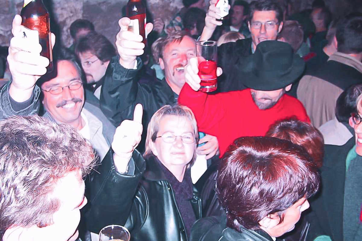 Seit dreissig Jahren ist der Clubkeller der einsamen Herzen Treffpunkt für gesellige Marktgängerinnen und Marktgänger. Im Bild