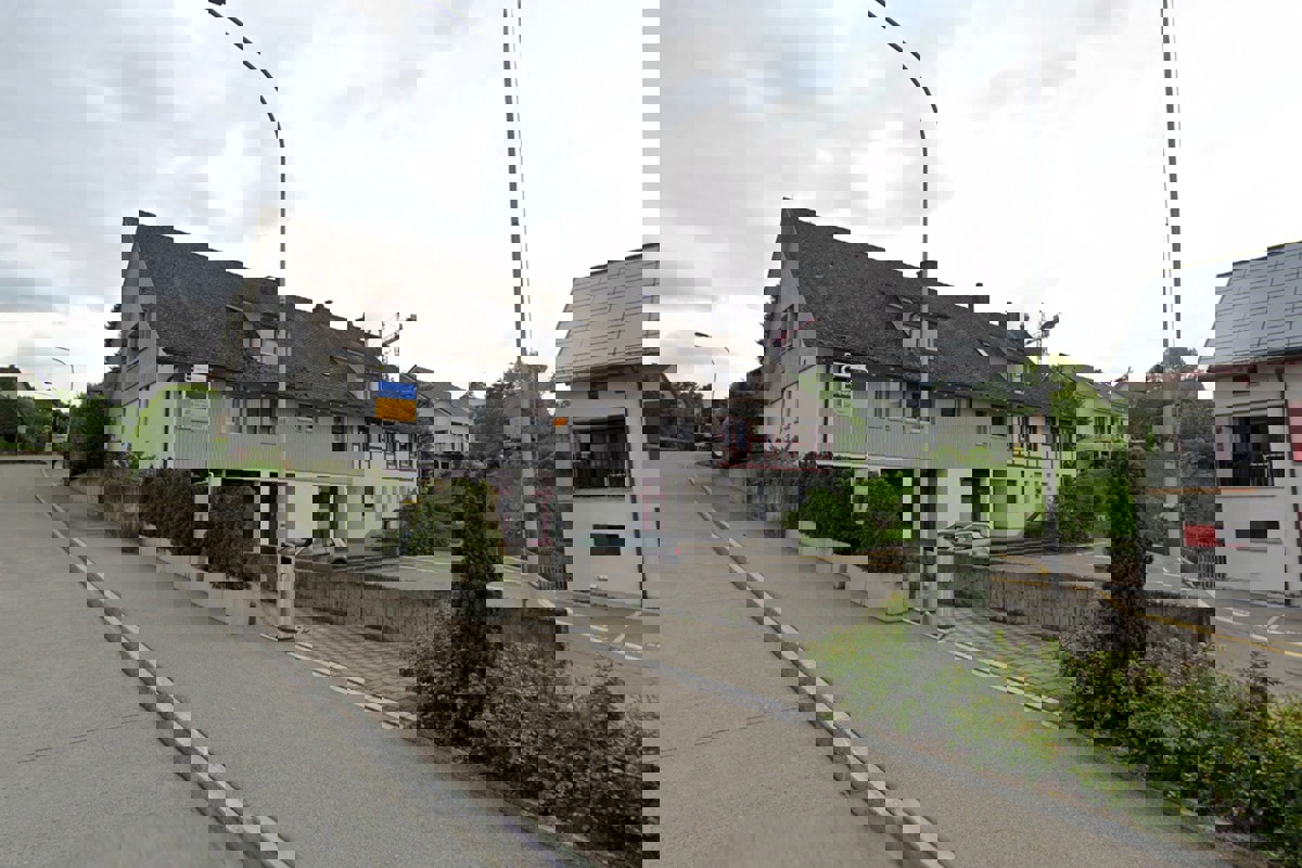 Die Gemeinde Andelfingen hat für die Liegenschaft «Dorfplatz» in Humlikon (links) keine Verwendung. Einen Teil des Vorplatzes will sie aber zuvor abparzellieren – zugunsten öffentlicher Parkplätze. Die Gemeinde Andelfingen hat für die Liegenschaft «Dorfplatz» in Humlikon (links) keine Verwendung. Einen Teil des Vorplatzes will sie aber zuvor abparzellieren – zugunsten öffentlicher Parkplätze.