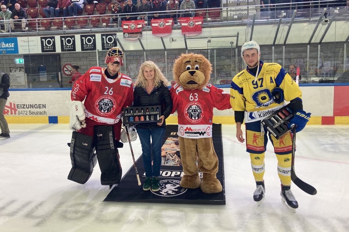 Seit dieser Saison ist die «Andelfinger Zeitung» Medienpartnerin des EHC Winterthur. Beim ersten Heimspiel am Freitag gegen den EHC Arosa durfte Verlegerin Julia Akeret die Best-Player-Auszeichnungen überreichen.